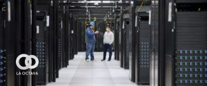 Dos empleados conversan en una de las salas de los procesadores del nuevo supercomutador de Meta