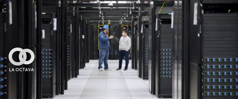 Dos empleados conversan en una de las salas de los procesadores del nuevo supercomutador de Meta