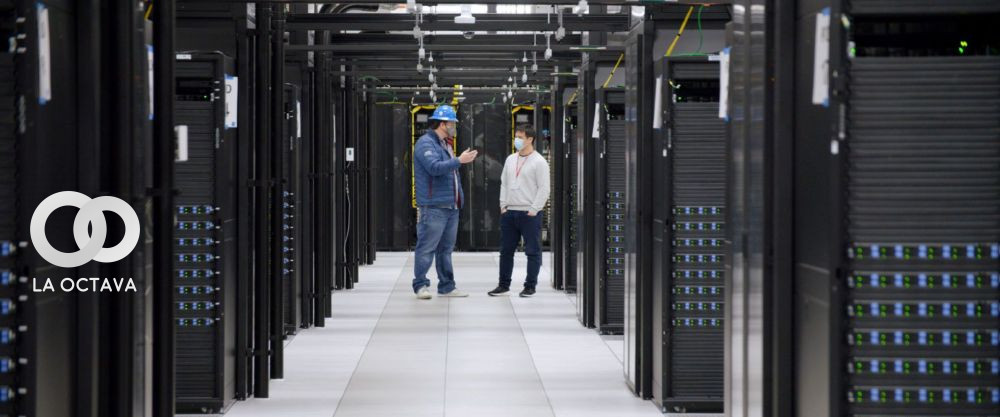 Dos empleados conversan en una de las salas de los procesadores del nuevo supercomutador de Meta