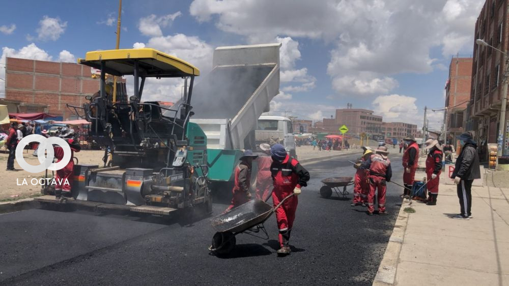 Trabajo de asfalto en la ciudad de El Alto