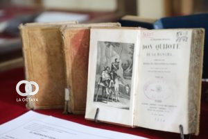 Una de las reliquias literarias de Alasita que está en exposición en la Biblioteca Municipal.