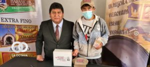 Donativo de 5000bs realizado por la fábrica de Chocolates Harasic a Hector Garibay
