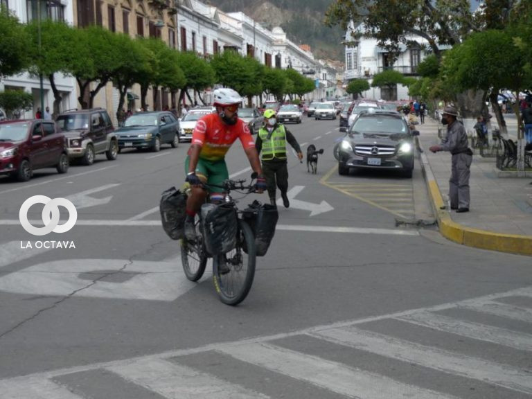 Ciclista chuquisaqueño recibió algunos presentes por la Alcaldía de Sucre
