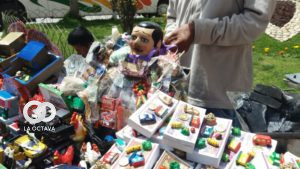 Secretaría Municipal de Culturas y Turismo de La Paz anunció la convocatoria del Concurso Municipal de Miniaturas de Alasita 2022 que tiene el objetivo de revalorizar la fiesta de la Alasita y que tendrá un premio de 22.000 bolivianos distribuidos entre 12 categorías diferentes. En el certamen podrán participar personas mayores de 18 años, bolivianos y extranjeros con residencia de al menos dos años. La temática del concurso es libre, sin embargo, busca destacar la tradición popular de la Alasita, las illas y el Ekeko, como protagonista de esta tradición. Se habilitaron 12 categorías para la postulación de creaciones: Yeso, metal, madera, cerámica, muñequería en diversos materiales, confección manual, técnicas mixtas (dos o más técnicas), nuevos talentos o creadores, periodiquitos de Alasita, imprenta de Alasita, y mejor presentación de puesto o stand. Asimismo, el Gran Premio 2022, abierto para diversas modalidades, técnicas y materiales. La participación es gratuita y las obras serán recibidas hasta el lunes 21 de febrero de 2022 (de 09:00 a 16:30), en oficinas de la Unidad de Apoyo a las Economías Creativas y Promoción Cultural, cuarto piso de la Casa de la Cultura Franz Tamayo (av. Mariscal Santa Cruz, esq. Potosí). La convocatoria completa se encuentra disponible en las páginas de Facebook, Twitter e Instagram de la SMCT: La Paz Culturas, o a través del enlace: https://bit.ly/34M4u8N. Para más información, los interesados pueden comunicarse a los correos electrónicos vania.mostajo@lapaz.bo o rocio.alvarez@lapaz.bo.