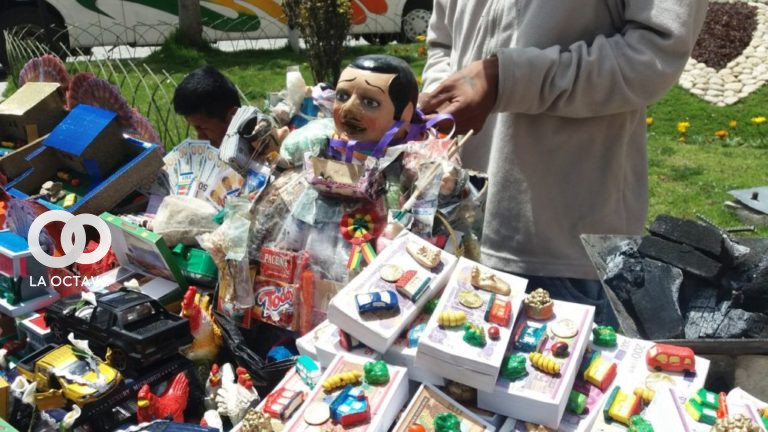 Secretaría Municipal de Culturas y Turismo de La Paz anunció la convocatoria del Concurso Municipal de Miniaturas de Alasita 2022 que tiene el objetivo de revalorizar la fiesta de la Alasita y que tendrá un premio de 22.000 bolivianos distribuidos entre 12 categorías diferentes. En el certamen podrán participar personas mayores de 18 años, bolivianos y extranjeros con residencia de al menos dos años. La temática del concurso es libre, sin embargo, busca destacar la tradición popular de la Alasita, las illas y el Ekeko, como protagonista de esta tradición. Se habilitaron 12 categorías para la postulación de creaciones: Yeso, metal, madera, cerámica, muñequería en diversos materiales, confección manual, técnicas mixtas (dos o más técnicas), nuevos talentos o creadores, periodiquitos de Alasita, imprenta de Alasita, y mejor presentación de puesto o stand. Asimismo, el Gran Premio 2022, abierto para diversas modalidades, técnicas y materiales. La participación es gratuita y las obras serán recibidas hasta el lunes 21 de febrero de 2022 (de 09:00 a 16:30), en oficinas de la Unidad de Apoyo a las Economías Creativas y Promoción Cultural, cuarto piso de la Casa de la Cultura Franz Tamayo (av. Mariscal Santa Cruz, esq. Potosí). La convocatoria completa se encuentra disponible en las páginas de Facebook, Twitter e Instagram de la SMCT: La Paz Culturas, o a través del enlace: https://bit.ly/34M4u8N. Para más información, los interesados pueden comunicarse a los correos electrónicos vania.mostajo@lapaz.bo o rocio.alvarez@lapaz.bo.