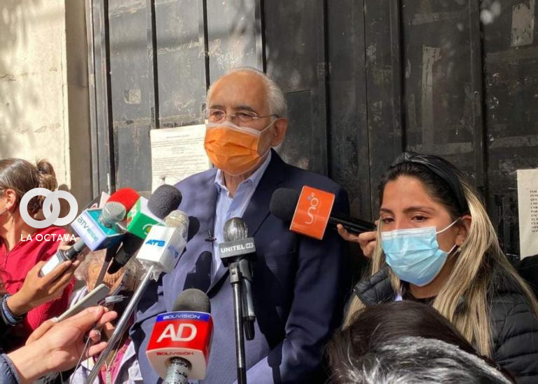 Carlos Mesa llegó hasta el penal de Miraflores de La Paz