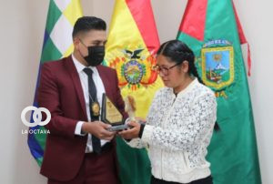 Eva Copa recibe reconocimiento