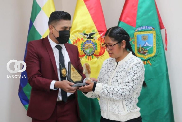 Eva Copa recibe reconocimiento