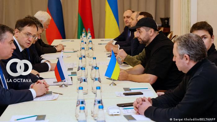 Delegaciones de Rusia y Ucrania en la negociación