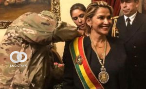 El momento en que pusieron la banda y la medalla a Añez en 2019.