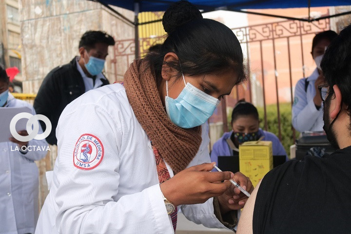 Vacunan la anticovid, en dos colegios nocturnos de La Paz