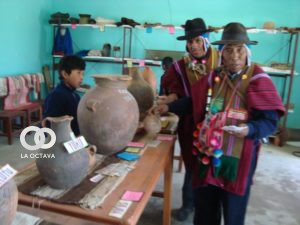 Comunarios muestran las piezas de la cultura Yuku.