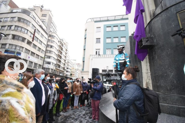 Banderas izadas en homenaje a mujeres víctimas de feminicidios