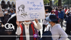 Comerciantes, con carteles alusivos al alcalde Manfred Reyes Villa y a un dirigente. Fuente:NOÉ PORTUGAL