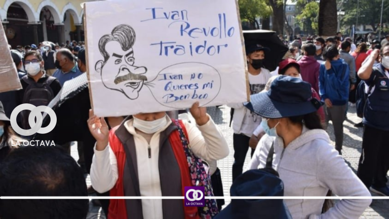 Comerciantes, con carteles alusivos al alcalde Manfred Reyes Villa y a un dirigente. Fuente:NOÉ PORTUGAL