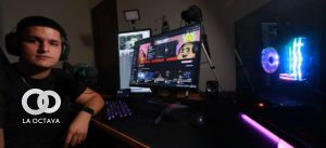 Fabrizio Vélez realizando una trasmisión en Twitch
