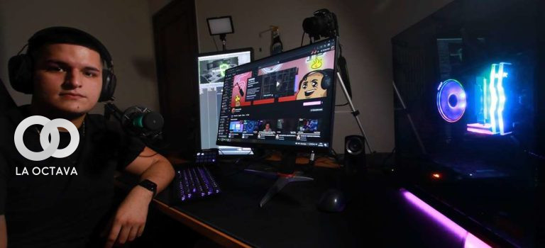 Fabrizio Vélez realizando una trasmisión en Twitch