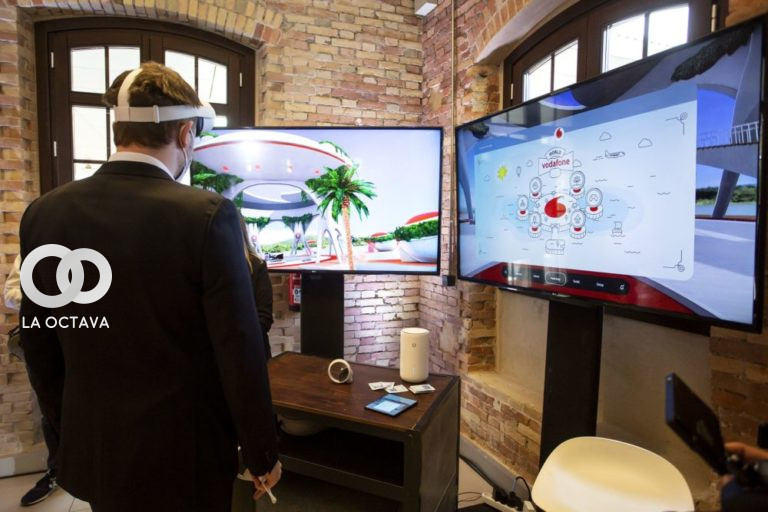 Usurario utiliza unas gafas de realidad virtual