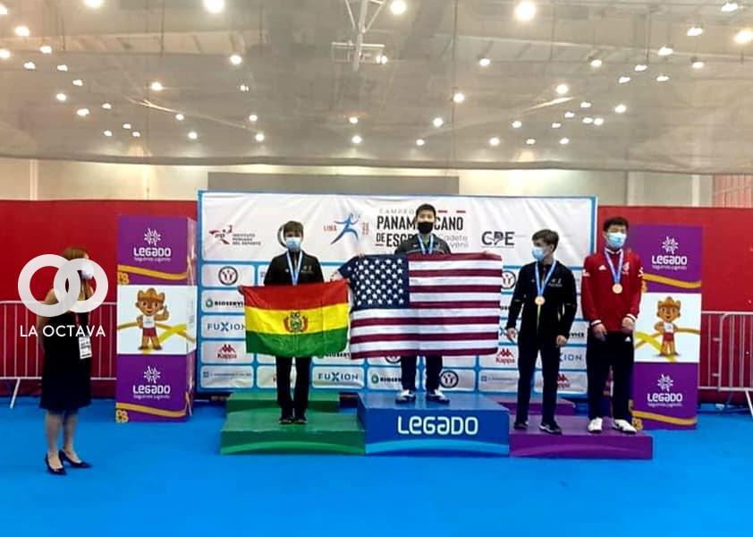 Esteban y Julián Mayer recibiendo sus medallas