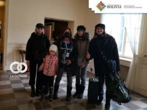 Cinco bolivianos residentes en Ucrania.
