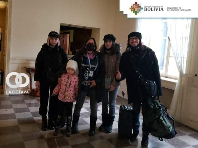 Cinco bolivianos residentes en Ucrania. 