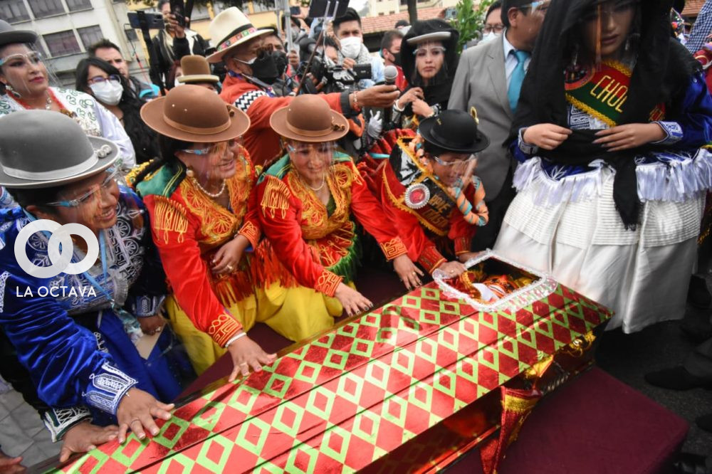 Cholitas en el entierro del carnaval.