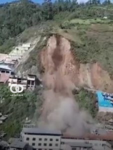 Deslizamiento sepulta decenas de casas en Perú