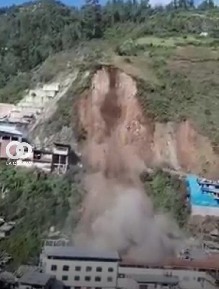 Deslizamiento sepulta decenas de casas en Perú