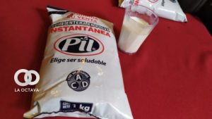 Leche para el desayuno escolar