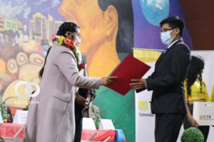 Eva Copa entrega becas a estudiantes