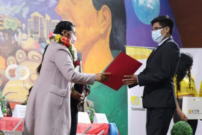 Eva Copa entrega becas a estudiantes