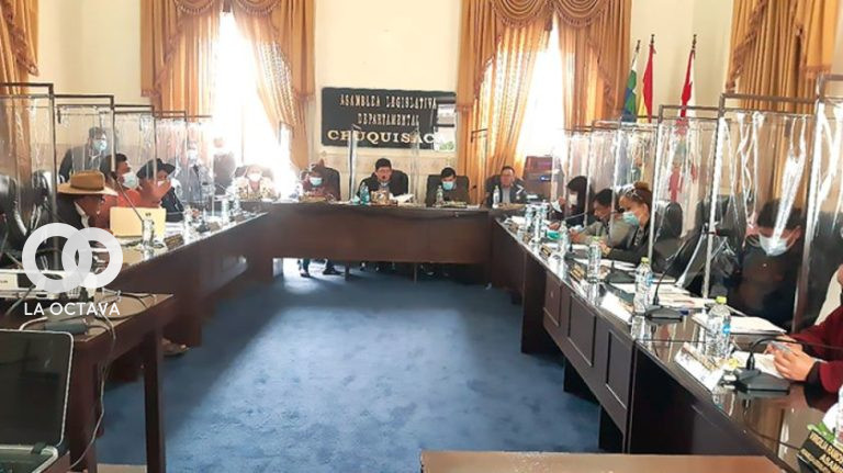 Sesión de la Asamblea Legislativa Departamental sobre el aeropuerto Juana Azurduy.