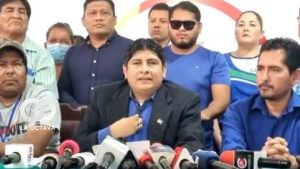 Diputado Rolando Cuéllar y otros militantes del MAS.