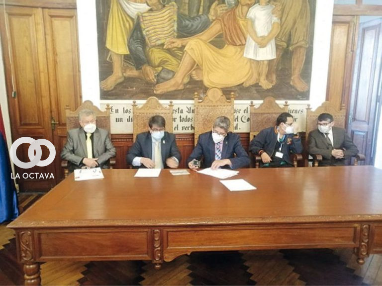 Autoridades de la USFX en conferencia de prensa en el Salón de Rectorado.