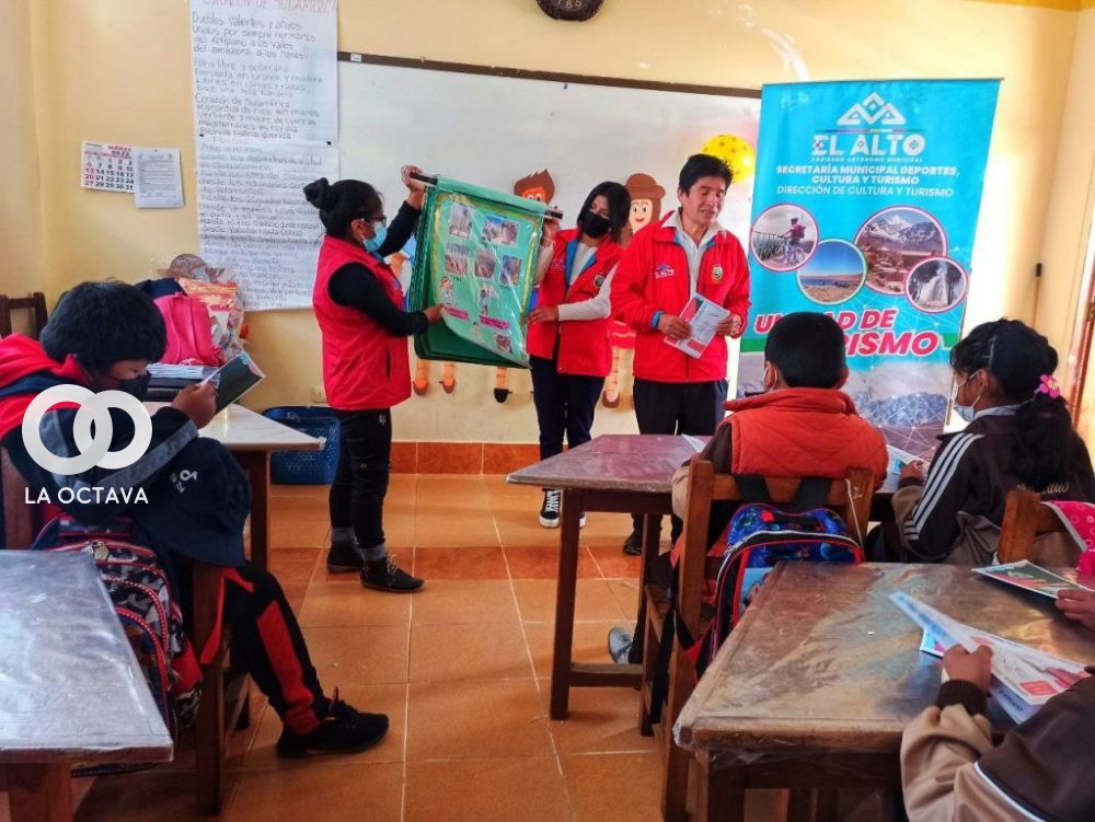 Promueven el turismo en unidades educativas de El Alto