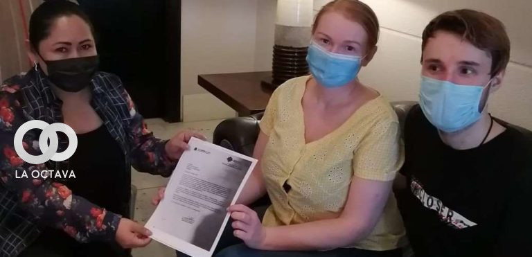 Oksana y Mychailo Karpenko con la Cónsul en Argentina.