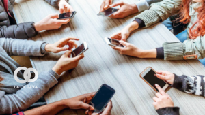 Imagen referencial de jóvenes y tecnología.