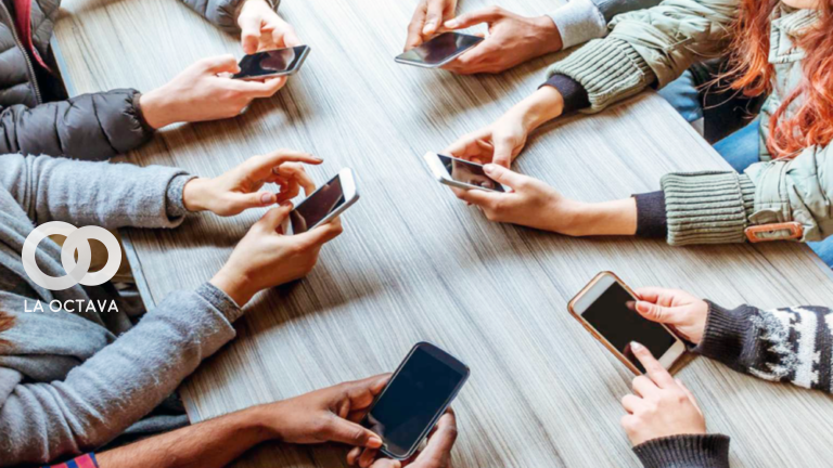 Imagen referencial de jóvenes y tecnología.