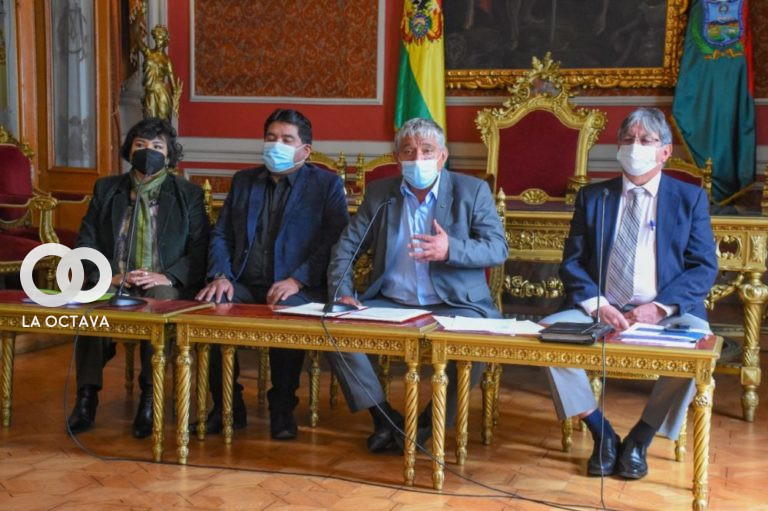 Alcalde Iván Arias en conferencia de prensa para la promulgación de la Ley de exención de patentes para nuevos emprendedores