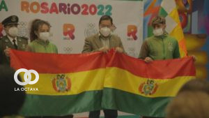 Arce entrega la bandera nacional