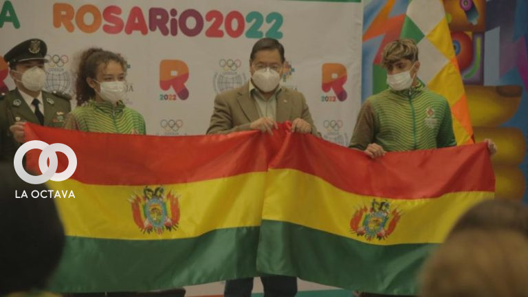 Arce entrega la bandera nacional