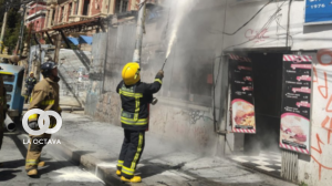 Bomberos apagan un incendio en un local de comida