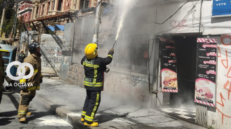 Bomberos apagan un incendio en un local de comida