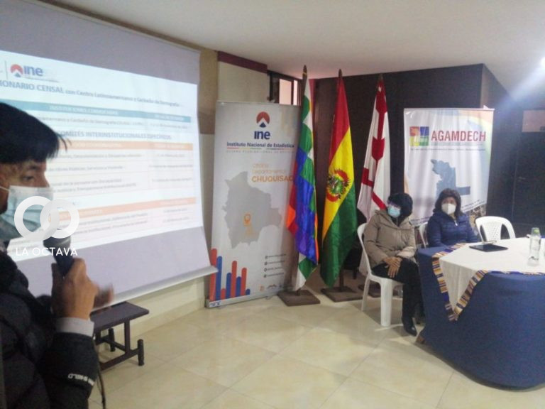 El jefe de Unidad de Estadísticas e Indicadores Sociales del INE, Ivan Marquez explica respecto a formularios para municipios en la etapa pre censal. Fuente: INE