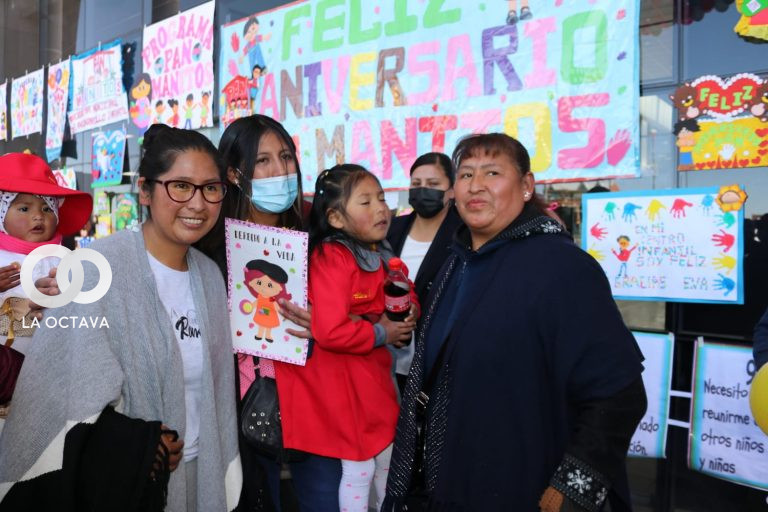 Eva Copa, Alcaldesa de El Alto, con madres y funcionarias de Pan Manitos