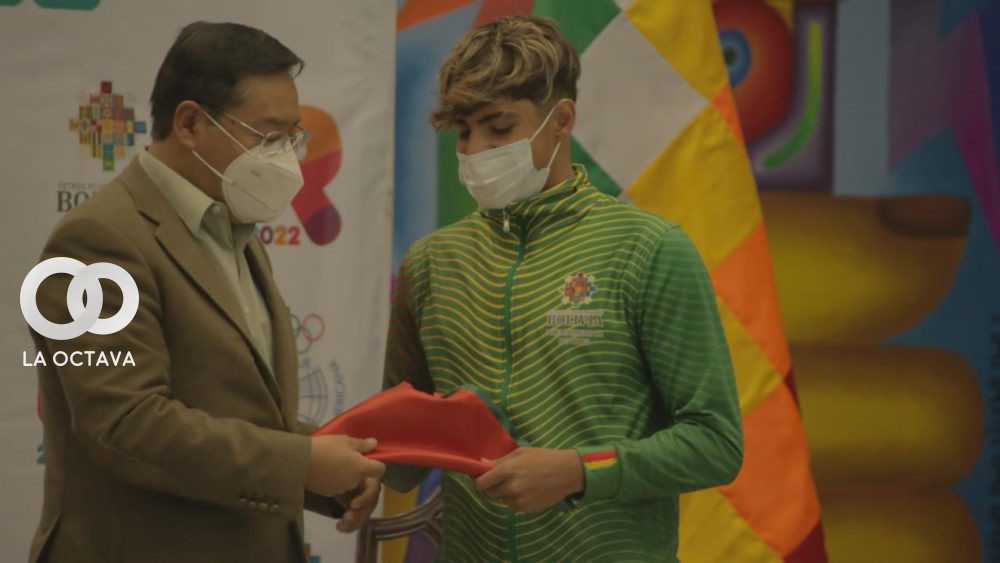 Gobierno entrega indumentaria deportiva a deportistas bolivianos