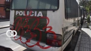 Aprehendieron a cinco jóvenes acusados de haber grafiteado la pared de la Alcaldía y la UTOP Cochabambina