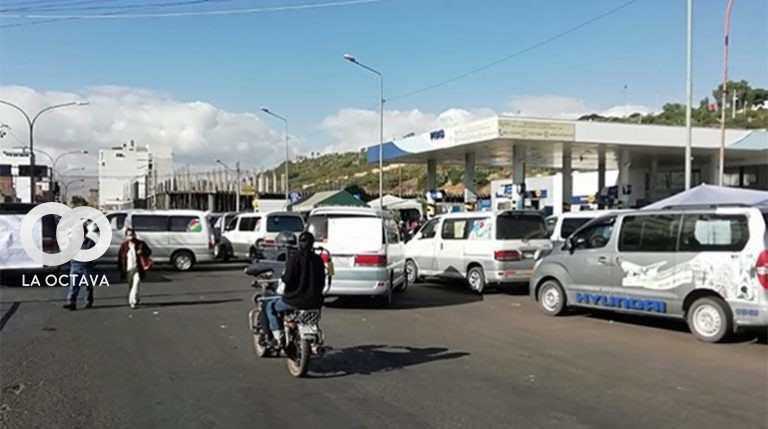 Bloqueo en las afueras de la terminal de buses, el pasaje San Sebastián y la plaza 14 de Septiembre.