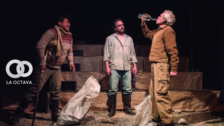 Mineros discuten en una de las escenas de Wajtacha, la obra que se verá en El Búnker