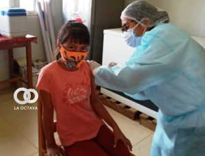 Niña en Trinidad recibiendo la vacuna contra la Covid-19